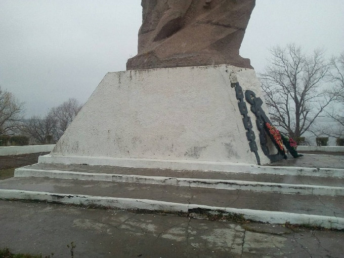 Полиция ищет обезобразивших памятник «малолетних мразей»