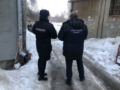 В Саратове завели дело после смерти женщины под рухнувшей глыбой льда 