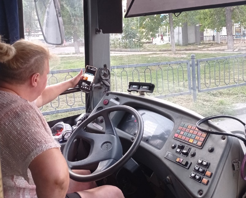 Водитель саратовского автобуса везла пассажиров под видеоролики