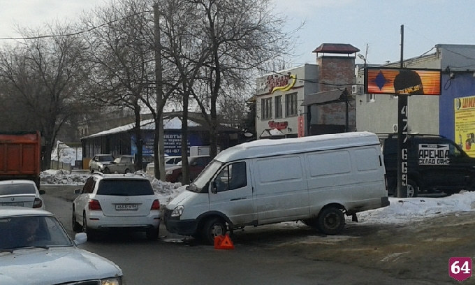 На Сокурском тракте «Газель» из-за гололеда врезалась в «Мерседес» 