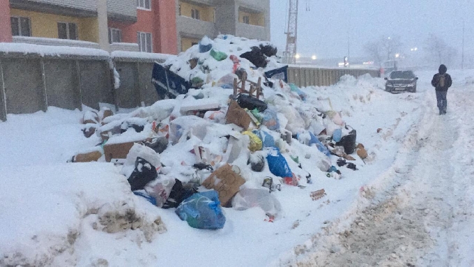 В Саратове расчистили 105 заблокированных снегом мусорных площадок 