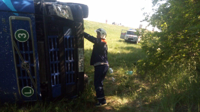 В массовом ДТП под Хвалынском пострадал водитель фуры