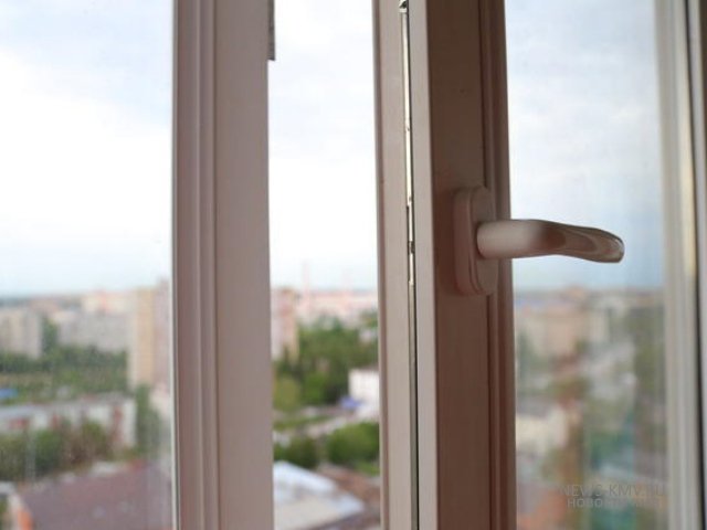 Саратовцев из-за непогоды просят не оставлять открытыми окна 