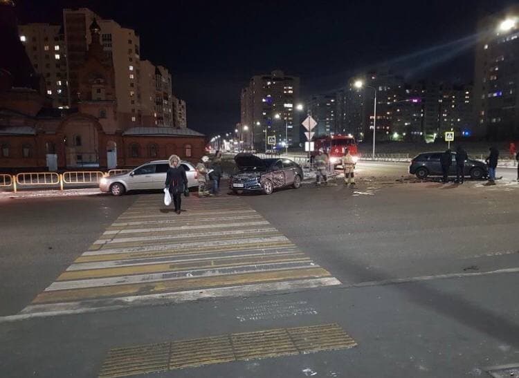 В столкновении двух иномарок на Менякина ранена женщина
