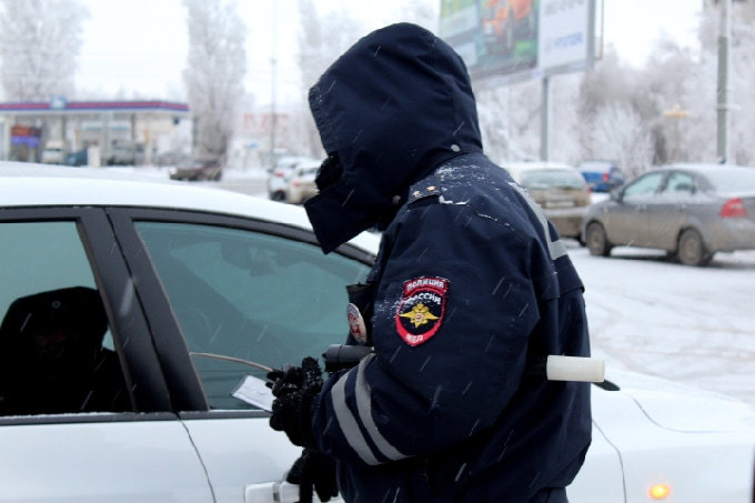В центре Саратова налетчик с ножом отобрал у автоледи сумку с миллионом рублей