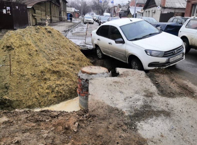 В Саратове автомобиль повис над коммунальной ямой