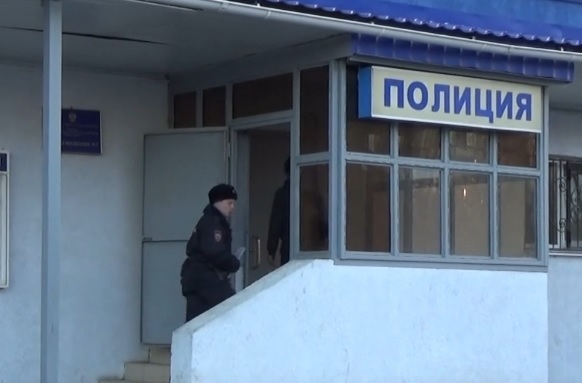 Саратовец в ожидании зарплаты украл из «Лады» сумку и планшет 