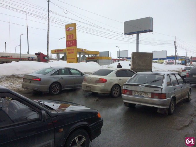 Участники ДТП на Вольском тракте заблокировали выезд из Саратова