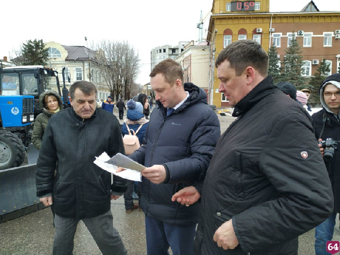 Энгельсский депутат поблагодарил губернатора за помощь с коммунальной техникой 