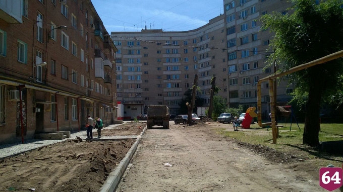 Пенсионерка рассказала Радаеву о качестве дворового ремонта в Энгельсе