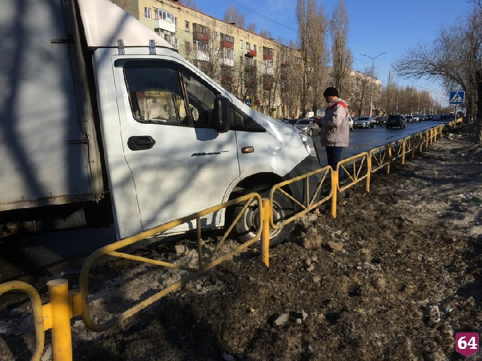 На проспекте Строителей «Газель» врезалась в ограждение и «БМВ» 