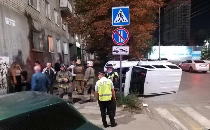 В центре Саратова опрокинулся внедорожник с пассажирами