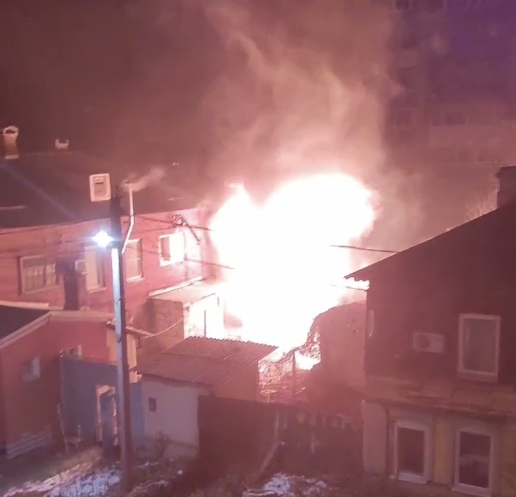 Пожарные отбивали от огня двухэтажный дом в поселке Первомайском