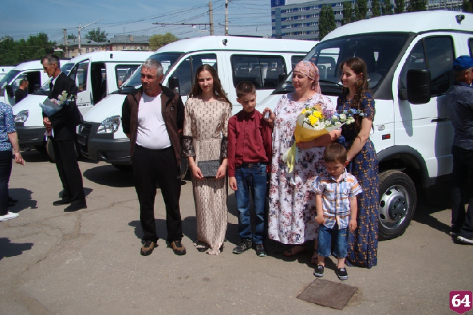  В Саратове многодетным семьям вручили ключи от микроавтобусов