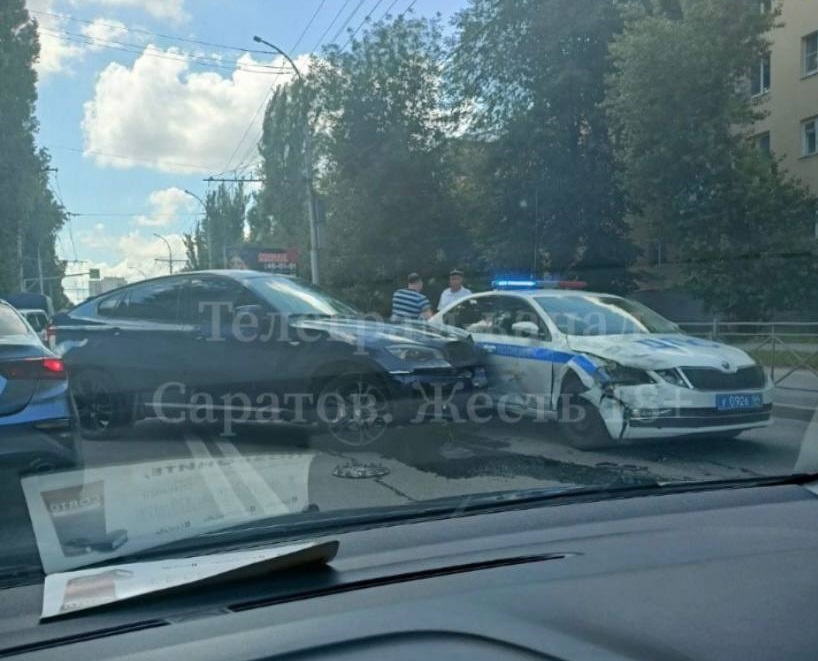 В центре Саратова полицейский автомобиль столкнулся с BMW