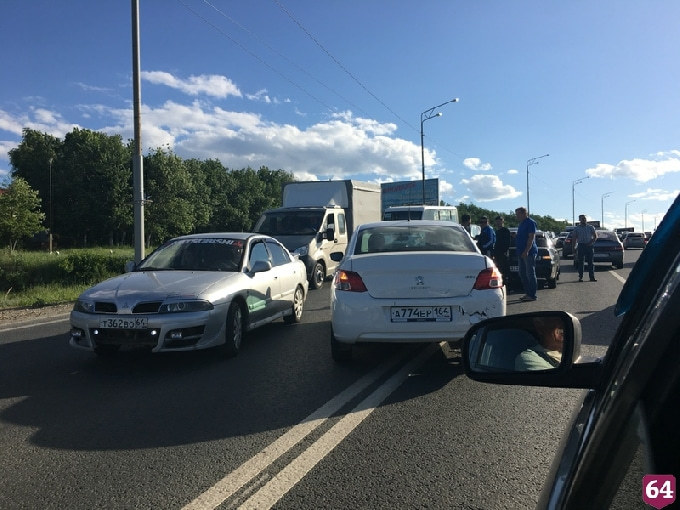 На выезде из Саратова столкнулись 6 автомобилей