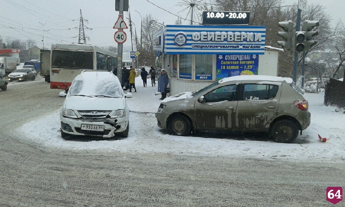 На Танкистов «Ларгус» от удара «Рено» отбросило к остановке