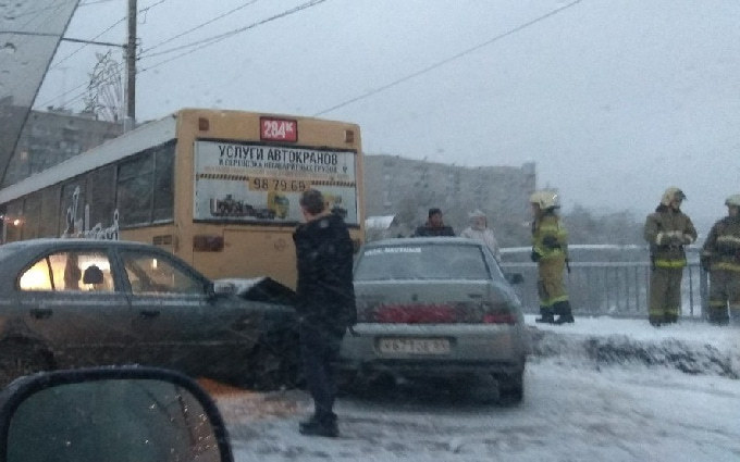 В Саратове на мосту произошло массовое ДТП 