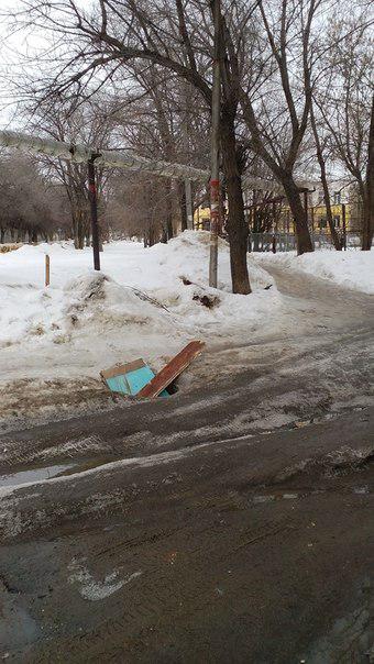 Возле саратовской школы нашли открытый колодец