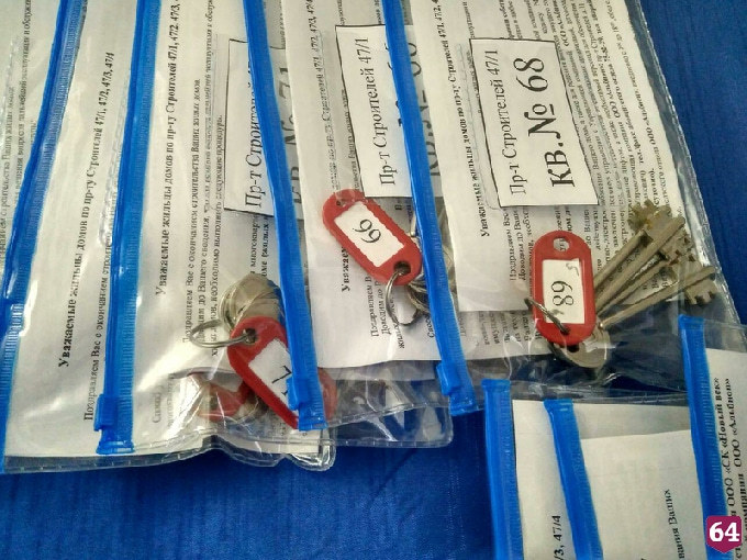 Губернатор в Энгельсе вручил ключи от новых квартир 40 сиротам 