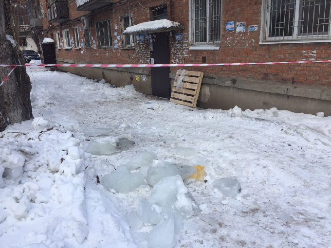 Прокуроры начали проверку после гибели мужчины от глыбы льда