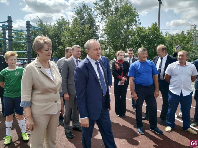 Радаев сделал на турнике уголок и сорвал аплодисменты чиновников 