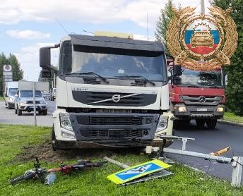 В Саратовской области сбитый грузовиком дорожный знак рухнул на девушку