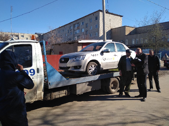 Должник пытался помешать приставам забрать машину из гаража