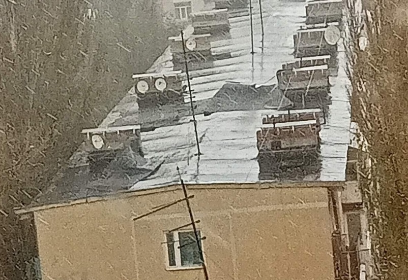 Саратовцы пожаловались на дырявую крышу и затопленные квартиры 