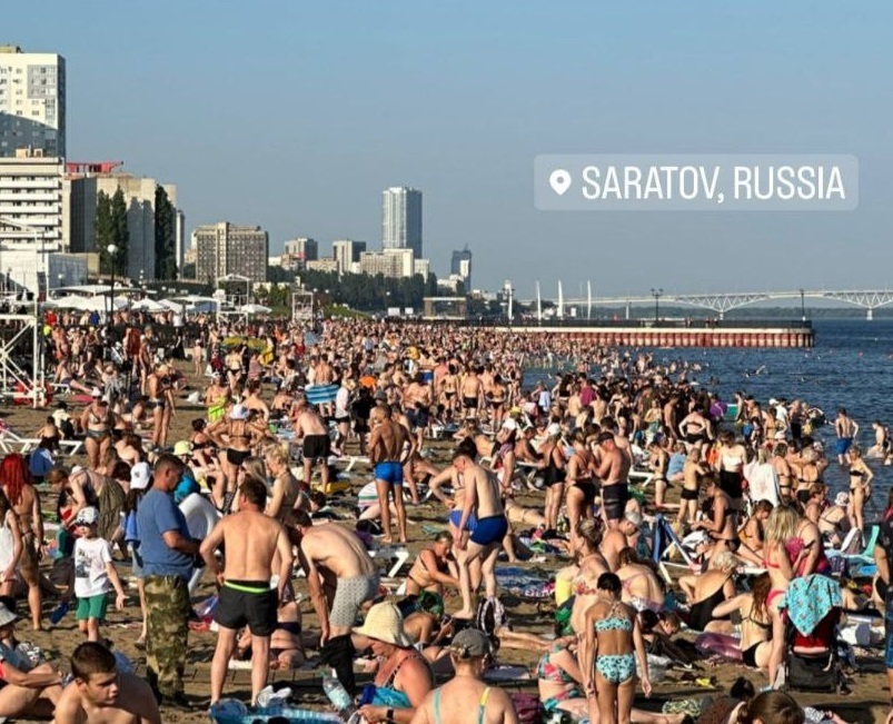В жаркую субботу жители Саратова загорают на пляже стоя