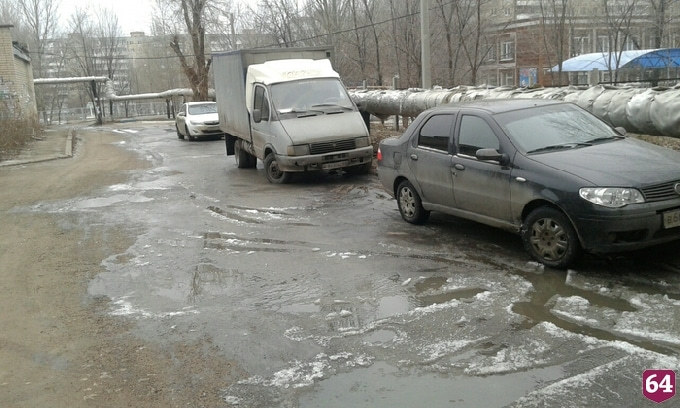 В Саратове автомобили вмерзли в лед после прорыва водосетей