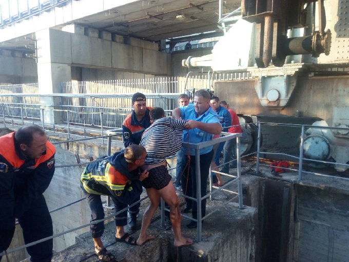В Саратовской области чудом спасли двух рыбаков из затонувшей лодки