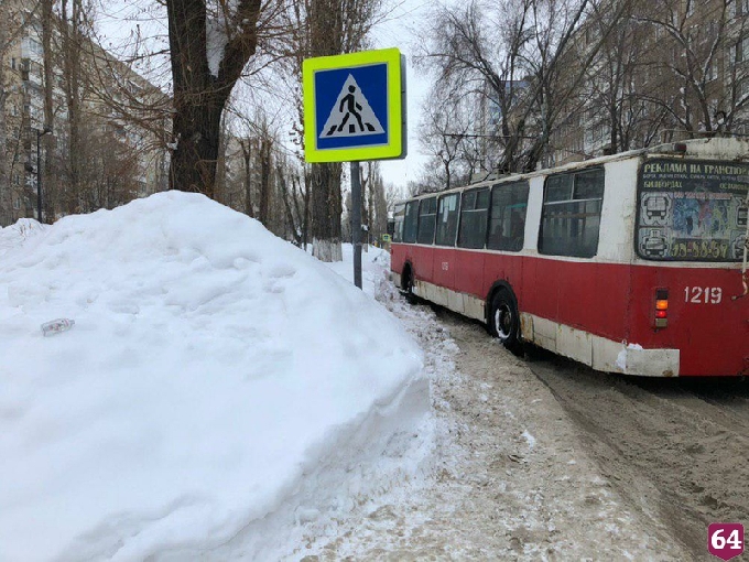 Застрявший в сугробе троллейбус блокировал движение по Рахова