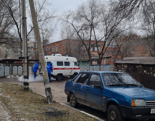 Скорая помощь застряла на дороге из-за коммунальной аварии