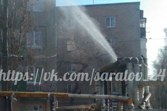 Саратовцев восхитила радуга на месте коммунальной аварии 