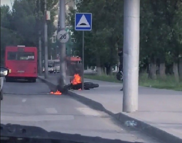 На улице Саратова сгорел мотоцикл