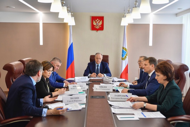 Губернатор обсудил с зампредами зарплату педагогов 
