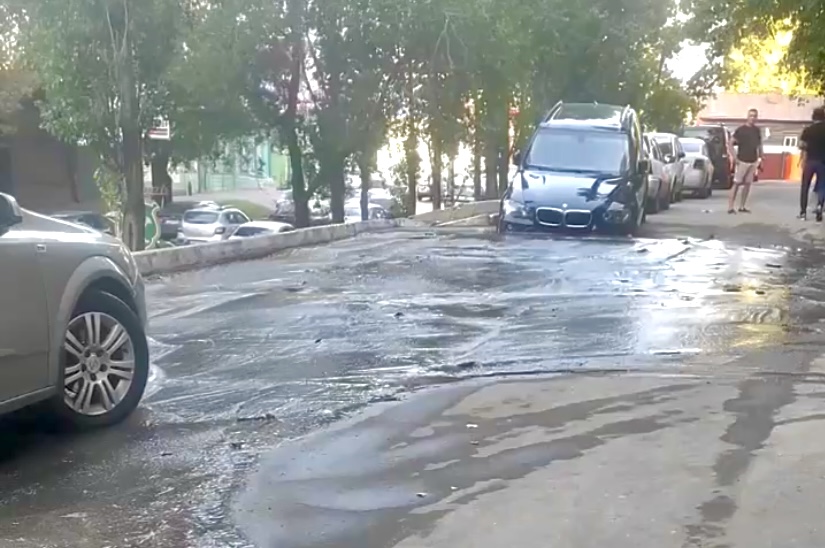 В Саратове BMW провалился в залитую водой яму