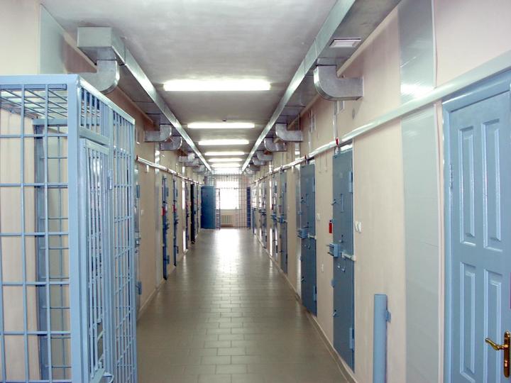 Заключенный порезал себя и угрожал сотруднику саратовской колонии