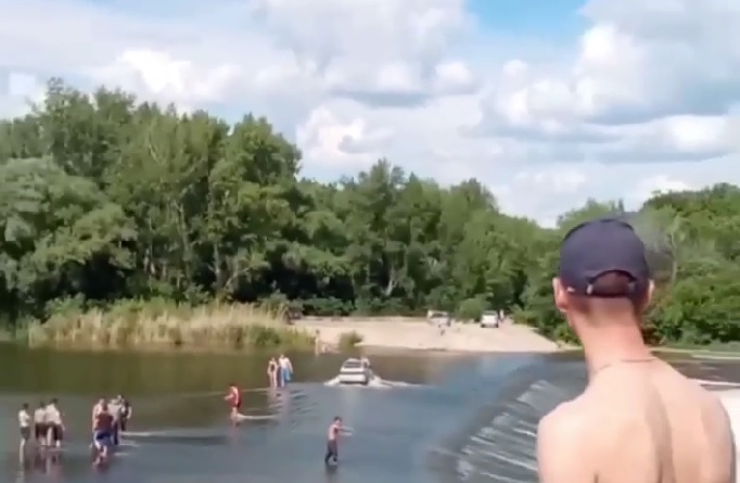 Саратовцы на автомобиле переправились через реку с водопадами