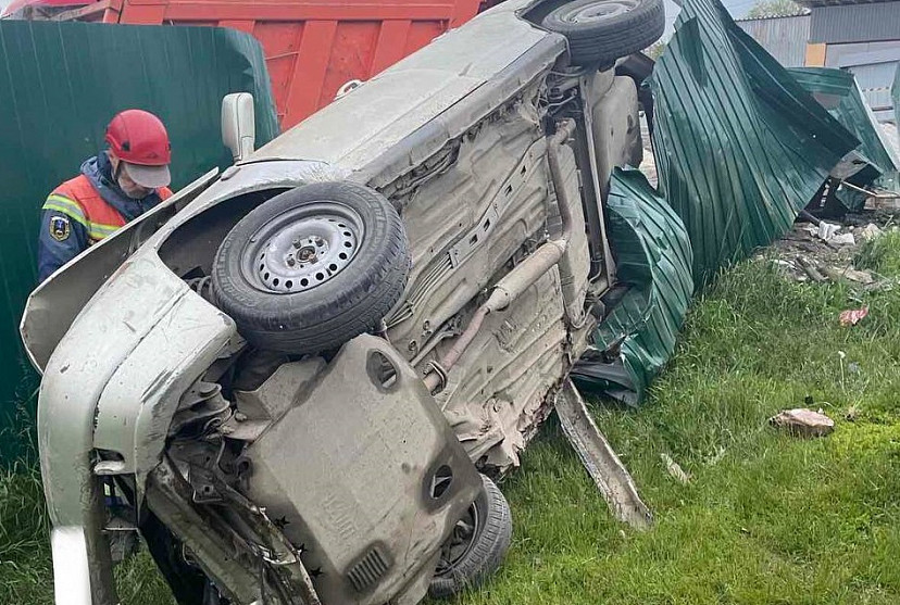 Возбуждено дело о гибели девушки при опрокидывании легковушки в Саратове