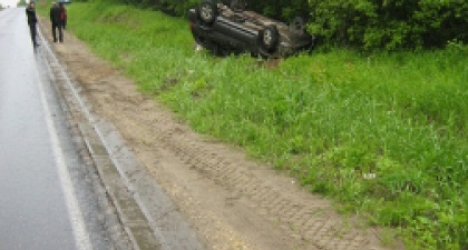 Водитель опрокинул Renault Logan в кювет 