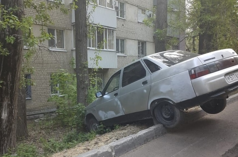 В Саратове автомобиль повис над дорогой