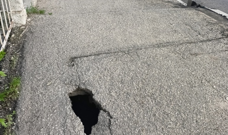 В Саратове на мосту провалился асфальт