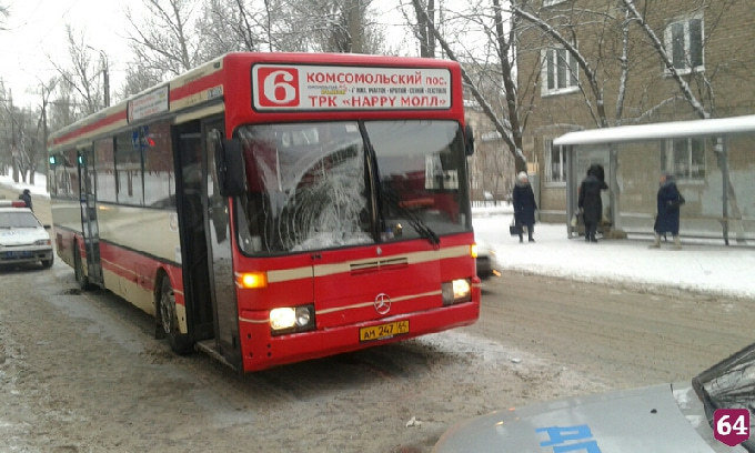 Под саратовский автобус бросился сильно пьяный пешеход