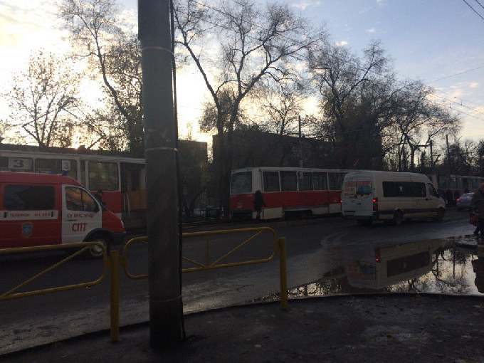 Рядом с Губернским рынком прервано движение трамваев 