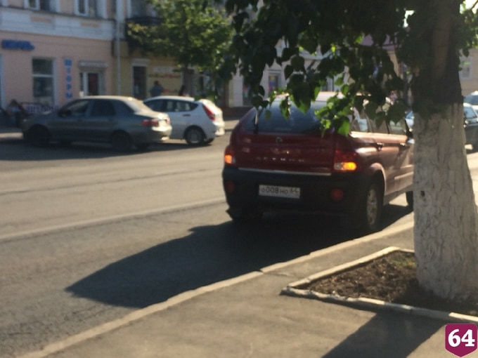 В центре Саратова автомобиль протаранил внедорожник
