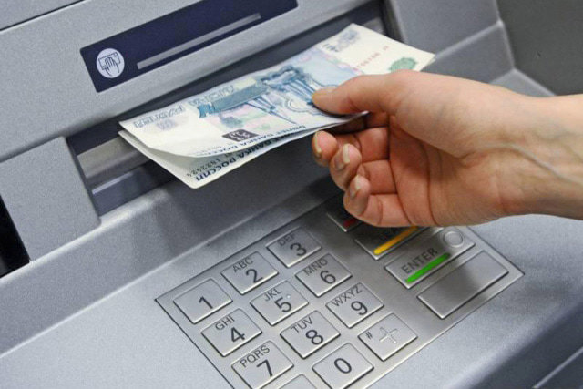 Воровка сняла с карты собутыльницы 28 тысяч рублей 