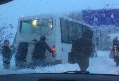 Саратовцы помогали вытаскивать из снега маршрутки и развозить замерзших детей