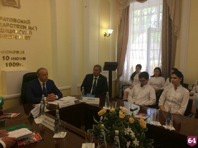 Губернатор призвал молодых врачей развивать медицину на селе